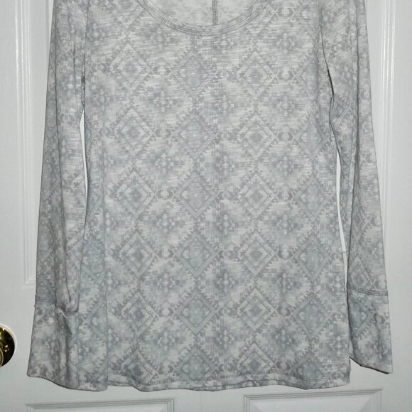 VERY NICE GRAY PATTERNED LONG SLEEVE MAURICES SHIRT TOP WOMENS - Picture 2 of 2